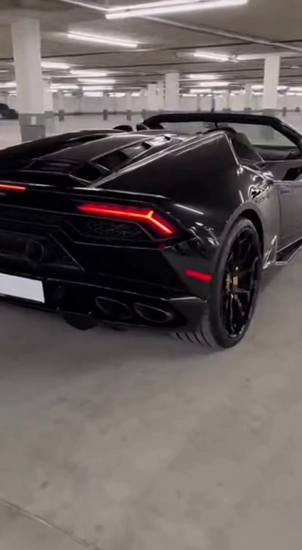 [Sora 2] Une véritable Lamborghini Huracan Evo Spyder, cabriolet, full black brillant, avec des jantes très i... - Veo 3 AI video prompt thumbnail