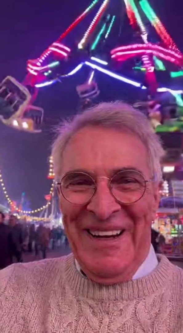 [Sora 2] Vidéo réaliste, de nuit, dans une fête foraine éclairée par des lumières colorées.
On voit un homme... - Veo 3 AI video prompt thumbnail