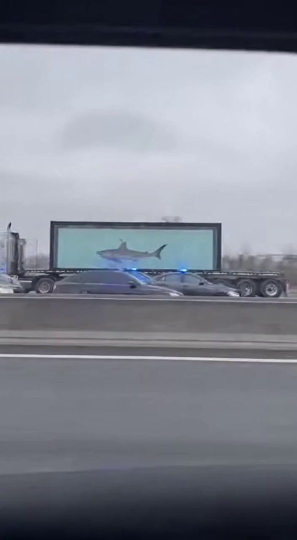 [Sora 2] Créer une vidéo ultra réaliste d’environ 10 secondes.
Scène : une autoroute moderne sous un ciel gr... - Veo 3 AI video prompt thumbnail