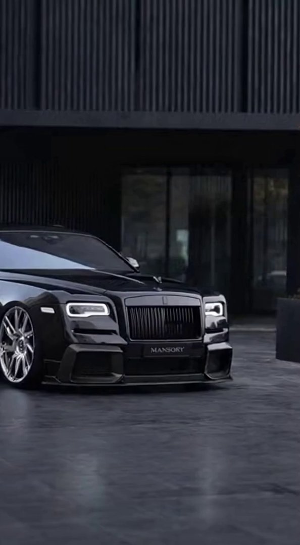 [Sora 2] Une véritable Rolls-Royce Mansory Ghost full black brillant, dotée de jantes aluminium très brillant... - Veo 3 AI video prompt thumbnail