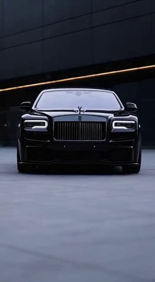 [Sora 2] Une véritable Rolls-Royce Mansory Ghost full black brillant, vue avec plus de recul pour bien montre... - Veo 3 AI video prompt thumbnail