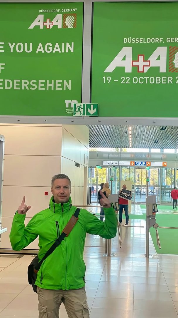 Veo 3.1: Erstelle ein kurzes, dynamisches Video mit filmischen Kamerabewegungen und coolen Effekten.
Die Szene zeigt einen Mann, der selbstbewusst vor einem gr