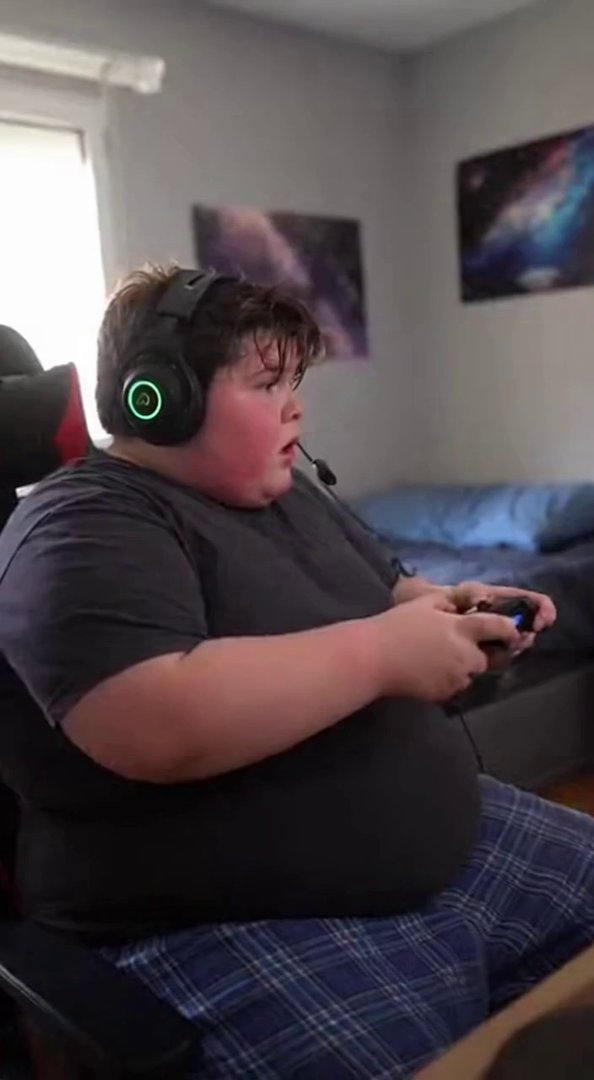 [Sora 2] Un adolescent extrêmement obèse, très gros, assis sur une chaise de gamer dans sa chambre. Il porte ... - Veo 3 AI video prompt thumbnail