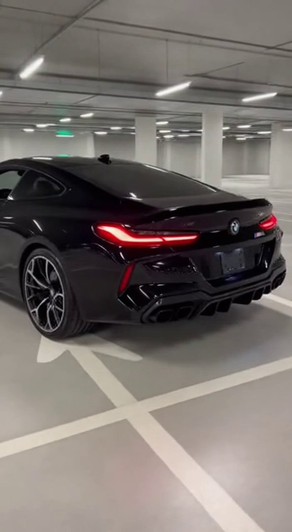 [Sora 2] Une véritable BMW M8 coupé sport, couleur noire profonde, avec de très belles jantes sport imposante... - Veo 3 AI video prompt thumbnail