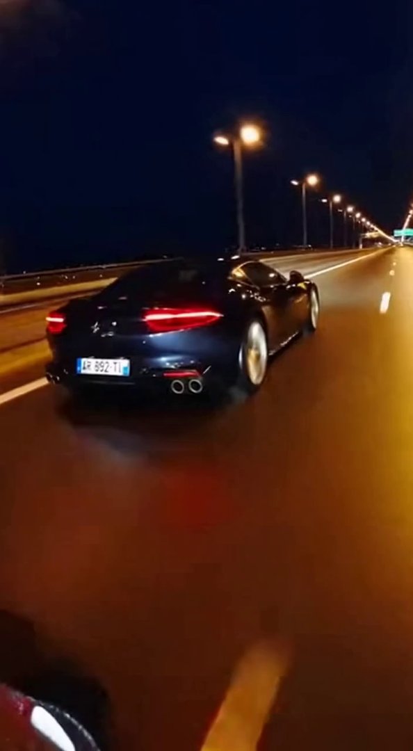 [Sora 2] **Vidéo réaliste en qualité cinéma. Une Ferrari Roma 2025 noire roule de nuit sur une autoroute écla... - Veo 3 AI video prompt thumbnail