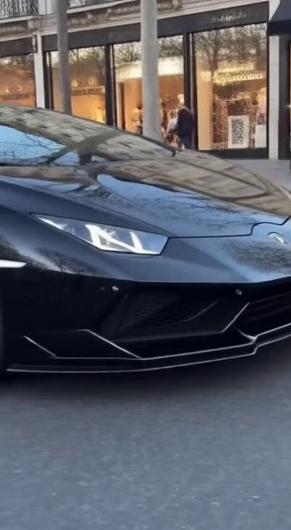 [Sora 2] Une limousine Lamborghini extrêmement longue, inspirée du style Huracán, avance très lentement sur l... - Veo 3 AI video prompt thumbnail