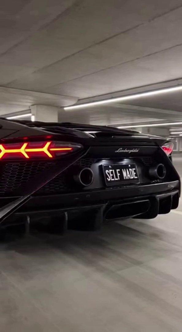[Sora 2] « Vidéo ultra-réaliste d’une Lamborghini Revuelto noire, stationnée à l’arrêt dans un parking fermé ... - Veo 3 AI video prompt thumbnail