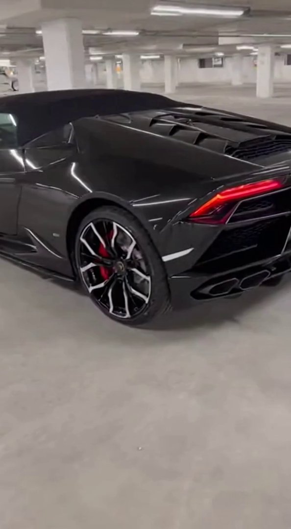 [Sora 2] Une véritable Lamborghini Huracan Evo Spyder, cabriolet, full black brillant, avec des jantes extrêm... - Veo 3 AI video prompt thumbnail