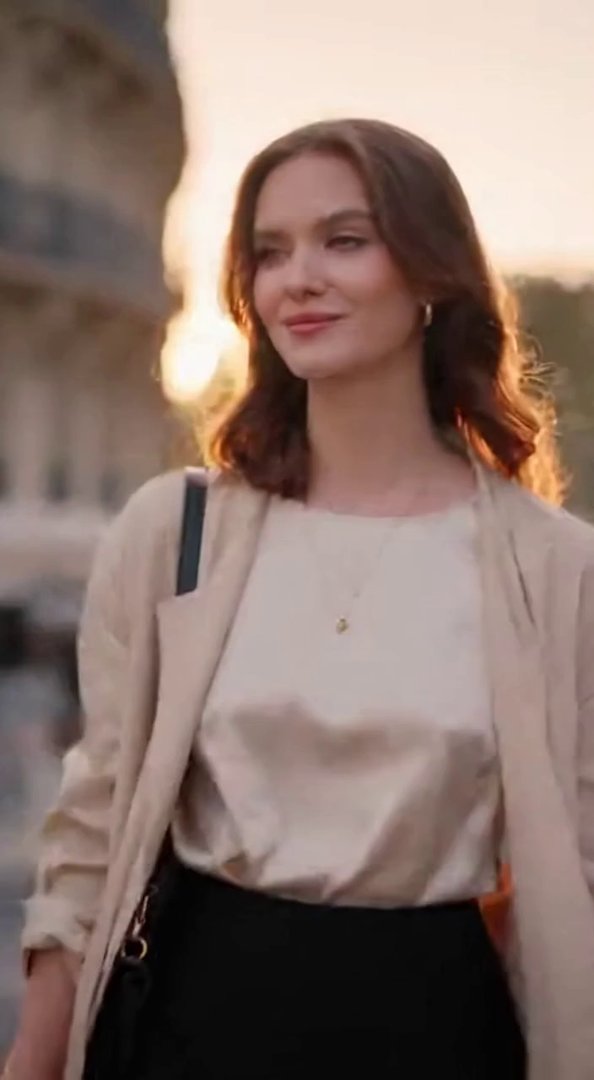 [Sora 2] « Créer une vidéo réaliste en 4K d’une jeune femme élégante et stylée, au même visage, mêmes traits ... - Veo 3 AI video prompt thumbnail