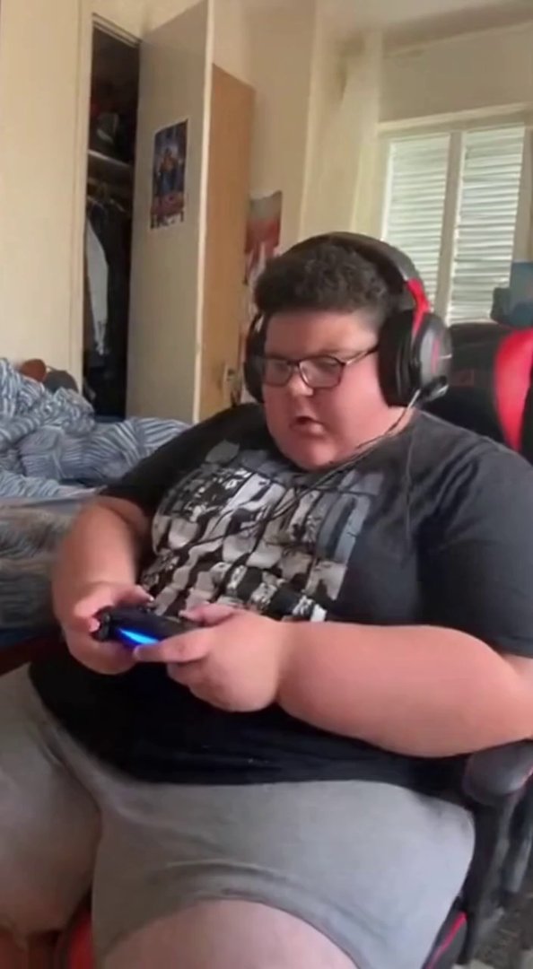 [Sora 2] Un adolescent extrêmement obèse, très gros, assis sur une chaise de gamer dans sa chambre. Il porte ... - Veo 3 AI video prompt thumbnail