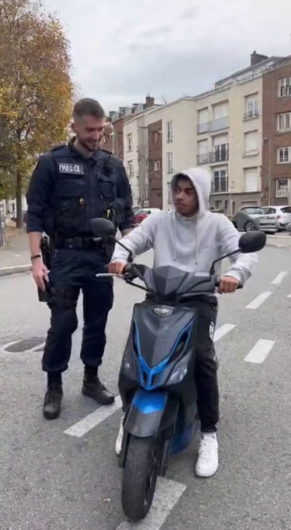 [Sora 2] Crée une vidéo humoristique façon sketch : on voit un policier s’approcher d’un jeune en capuche sur... - Veo 3 AI video prompt thumbnail