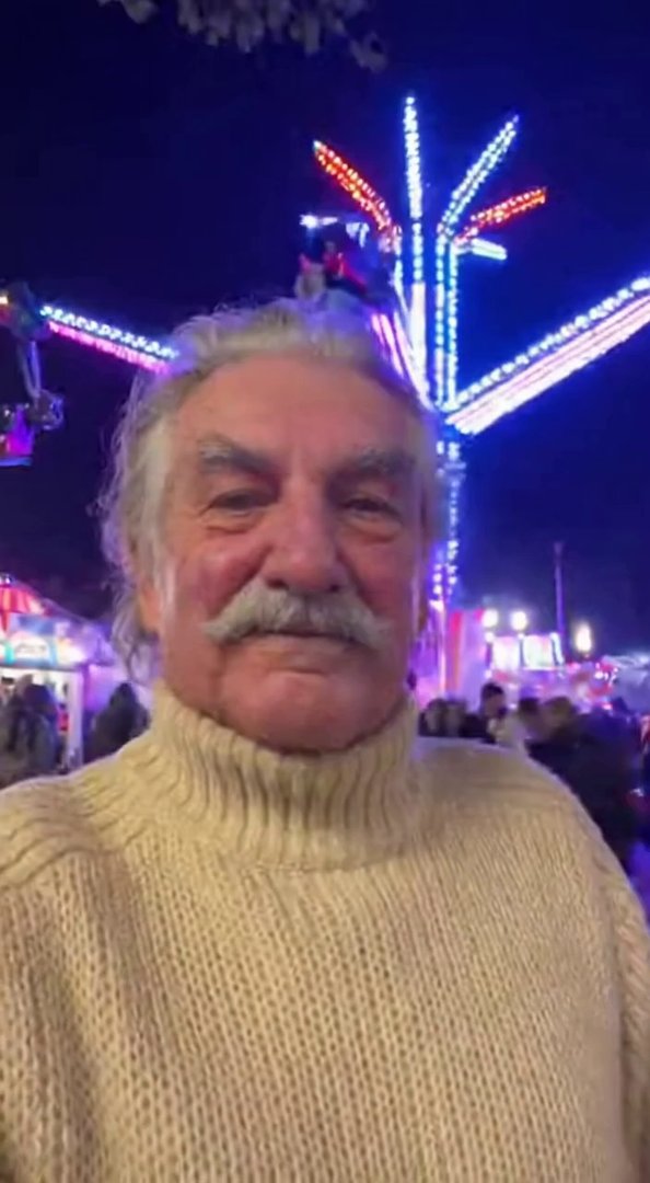 [Sora 2] Vidéo ultra réaliste, de nuit, dans une fête foraine moderne illuminée.
Un homme âgé, aux cheveux g... - Veo 3 AI video prompt thumbnail