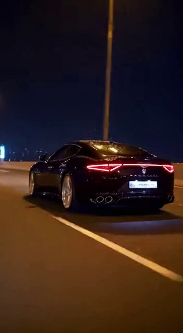 [Sora 2] Vidéo ultra-réaliste d’une Maserati 2025 full black, avec une carrosserie brillante, des jantes alum... - Veo 3 AI video prompt thumbnail