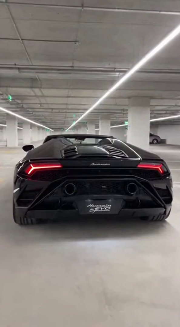 [Sora 2] Une véritable Lamborghini Huracan Evo Spyder cabriolet, full black brillant, équipée de jantes très ... - Veo 3 AI video prompt thumbnail