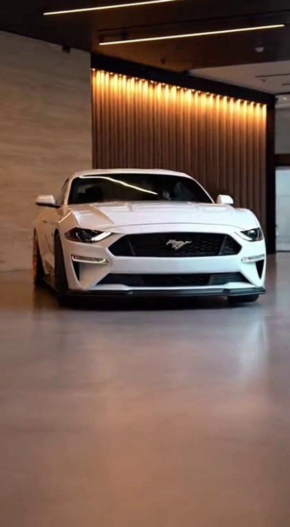 [Sora 2] Vidéo ultra réaliste de 10 secondes.
Une Ford Mustang 2026 blanche, avec de grandes jantes dorées, ... - Veo 3 AI video prompt thumbnail