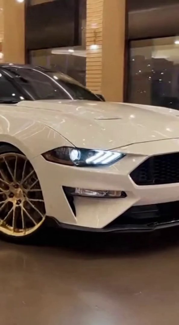 [Sora 2] Vidéo ultra réaliste de 10 secondes montrant une Ford Mustang 2026 blanche au design futuriste, équi... - Veo 3 AI video prompt thumbnail