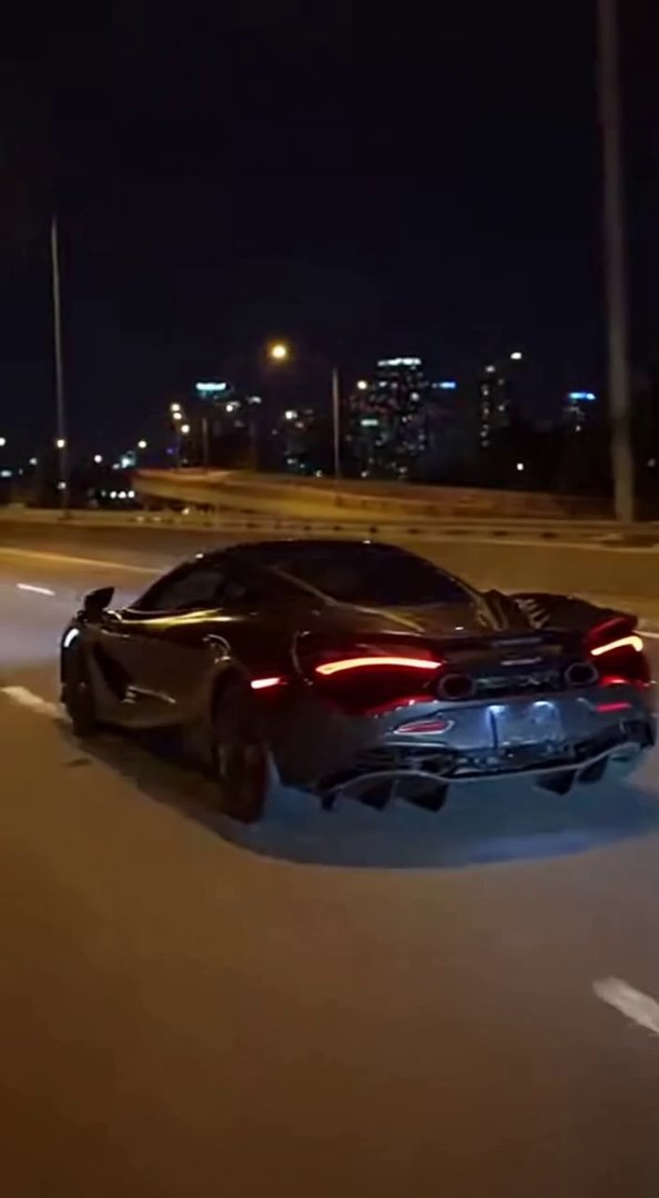 [Sora 2] Vidéo cinématographique ultra photoréaliste d’une McLaren 720S noire, véhicule réel, proportions exa... - Veo 3 AI video prompt thumbnail