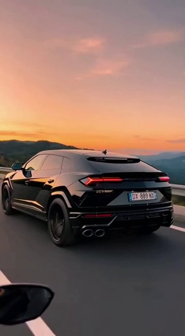 [Sora 2] Vidéo cinématographique hyper réaliste d’un Lamborghini Urus noir, véhicule réel, aucun cartoon, auc... - Veo 3 AI video prompt thumbnail
