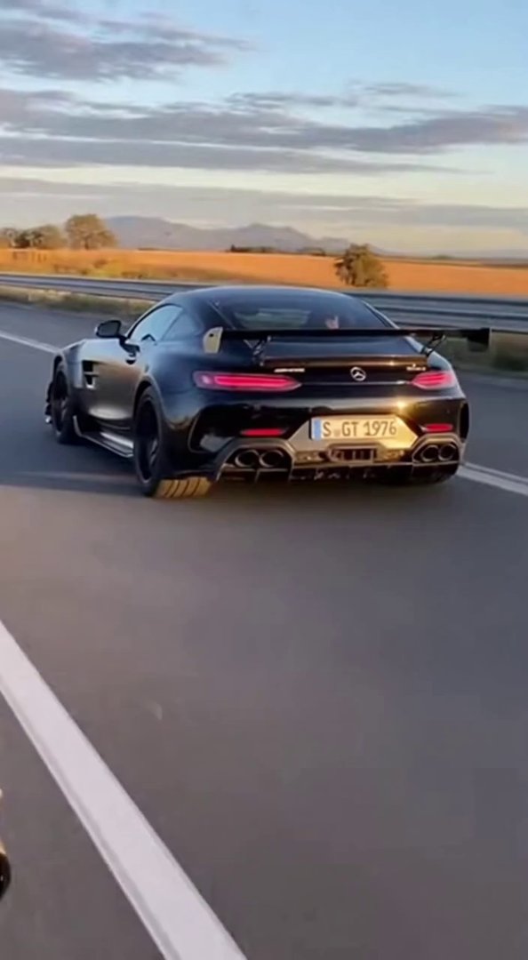 [Sora 2] Vidéo cinématographique ultra photoréaliste d’une Mercedes-AMG GT Black Series noire, véhicule réel,... - Veo 3 AI video prompt thumbnail