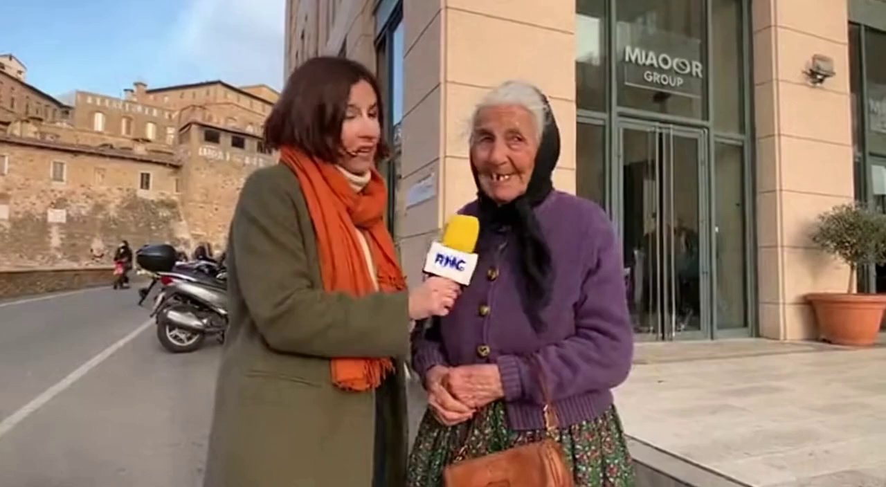 [Sora 2] C e la giornalista fuori la sede MAORI Group di Siena che intervista una signora anziana con un solo... - Veo 3 AI video prompt thumbnail