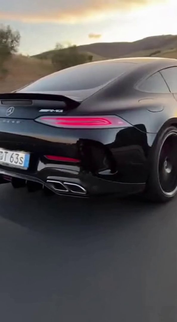 [Sora 2] Vidéo cinématographique hyper réaliste d'une
Mercedes sportive noire dernier modèle, véhicule réel,... - Veo 3 AI video prompt thumbnail