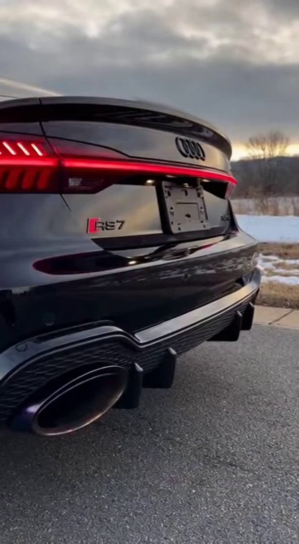 [Sora 2] Vidéo cinématographique ultra hyper réaliste d’une Audi RS7 noire, véhicule réel.

Caméra plus len... - Veo 3 AI video prompt thumbnail