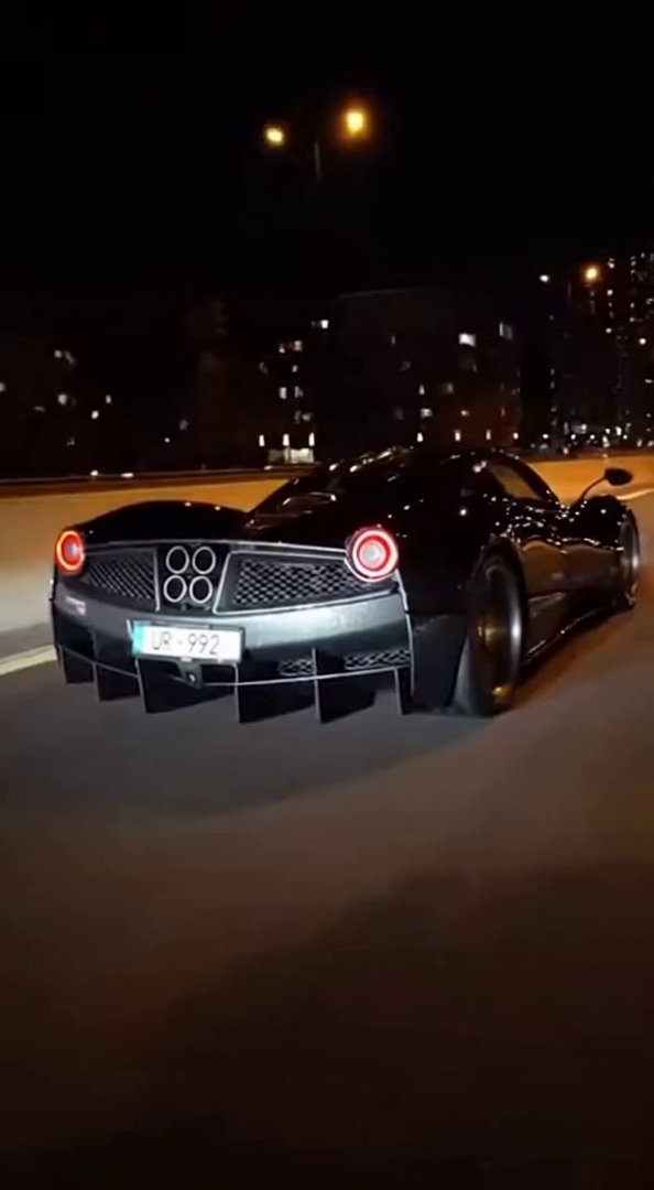 [Sora 2] Vidéo cinématographique ultra photoréaliste d’une Pagani Utopia noire, véhicule réel, proportions ex... - Veo 3 AI video prompt thumbnail