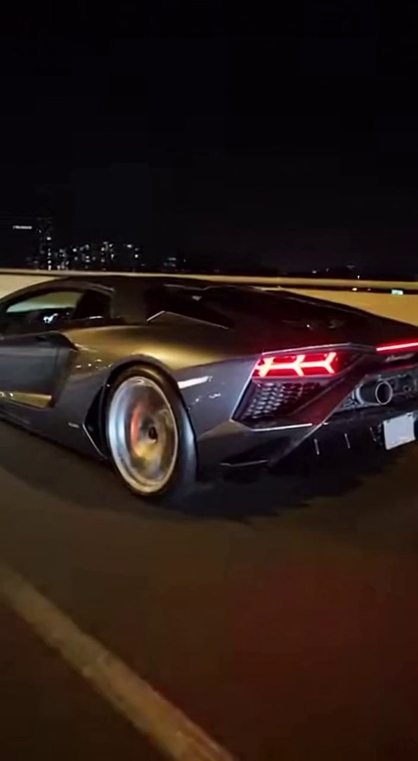 [Sora 2] Vidéo cinématographique ultra photoréaliste d’une Lamborghini Revuelto grise, véhicule réel, proport... - Veo 3 AI video prompt thumbnail