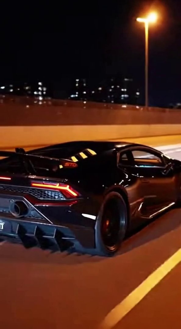 [Sora 2] Vidéo cinématographique ultra photoréaliste d’une Lamborghini Huracán STO noire, véhicule réel, prop... - Veo 3 AI video prompt thumbnail