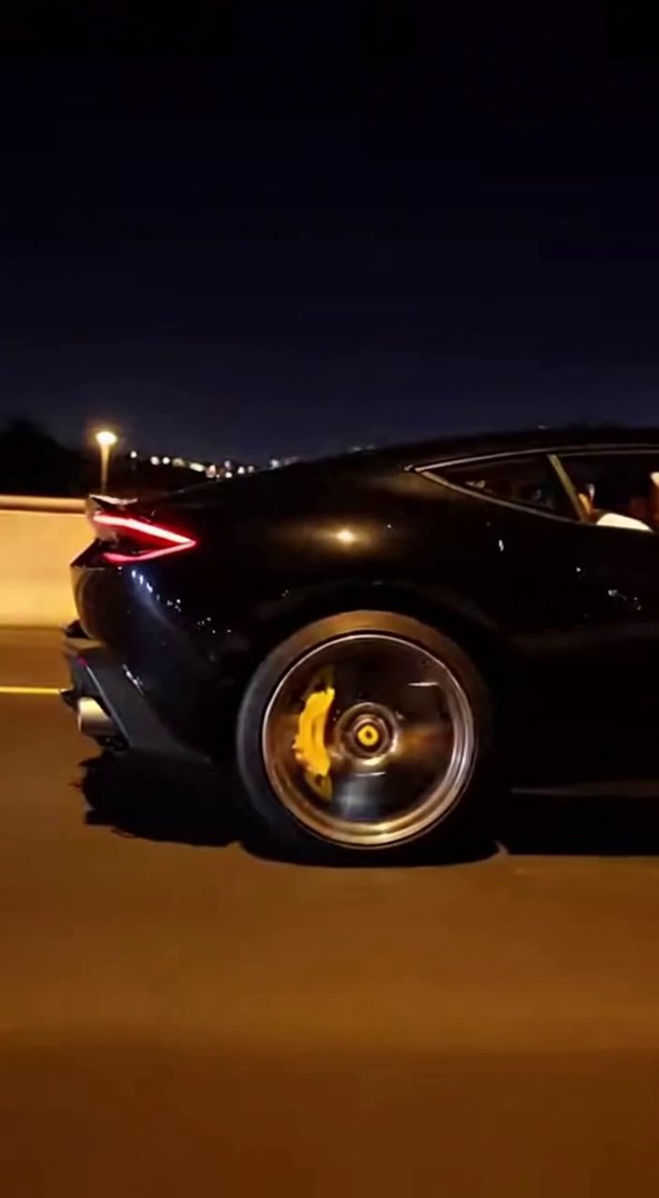 [Sora 2] Vidéo cinématographique hyper réaliste d’une Ferrari Roma 2025 noire, AUCUN CARTOON, filmée sur auto... - Veo 3 AI video prompt thumbnail