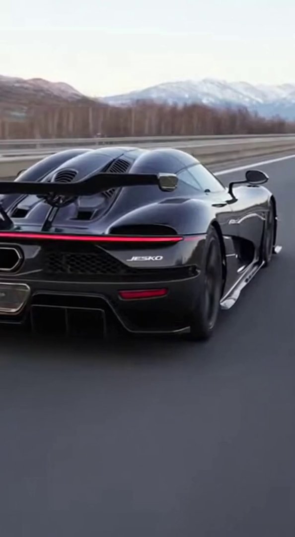 [Sora 2] Vidéo cinématographique ultra photoréaliste d’une Koenigsegg noire (Jesko ou Regera), véhicule réel,... - Veo 3 AI video prompt thumbnail