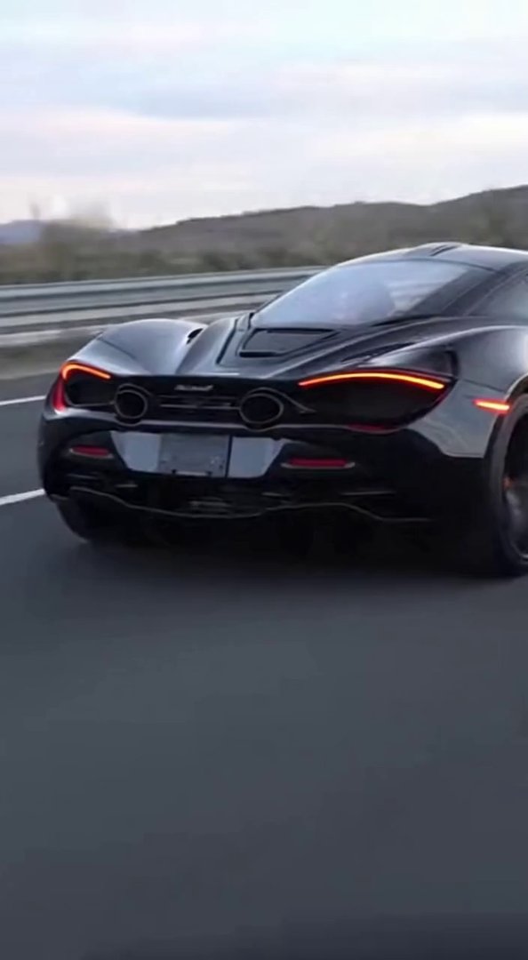 [Sora 2] Vidéo cinématographique ultra hyper réaliste d’une McLaren 720S noire, véhicule réel, proportions ex... - Veo 3 AI video prompt thumbnail