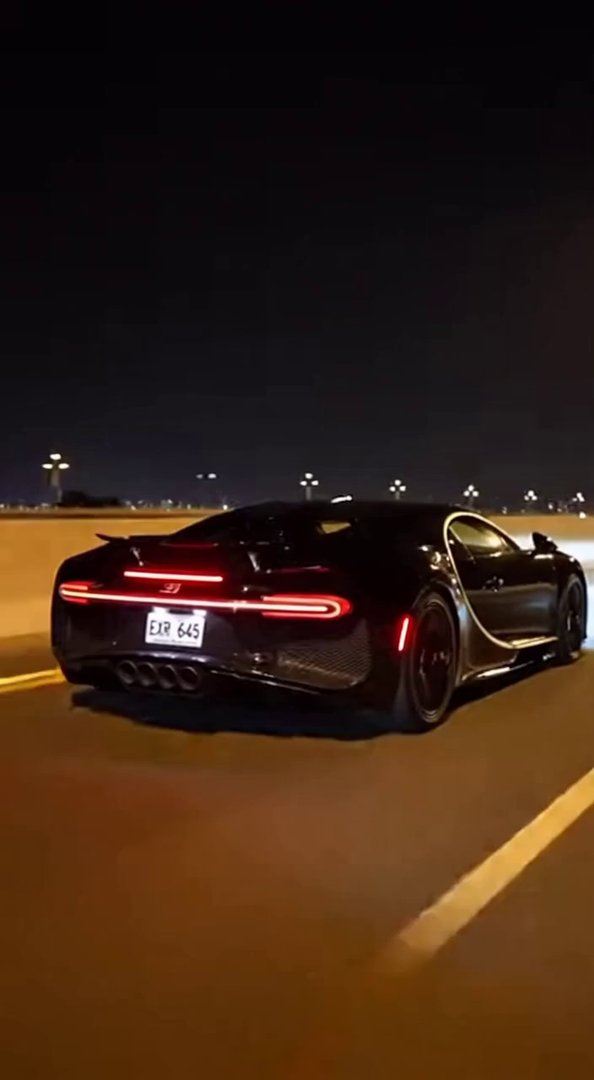 [Sora 2] Vidéo cinématographique ultra photoréaliste d’une Bugatti Chiron noire, filmée de nuit sur autoroute... - Veo 3 AI video prompt thumbnail