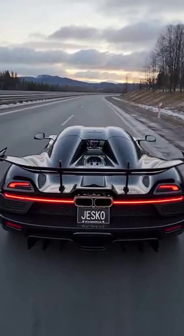 [Sora 2] Vidéo cinématographique ultra photoréaliste d’une Koenigsegg noire (Jesko ou Regera), véhicule réel,... - Veo 3 AI video prompt thumbnail