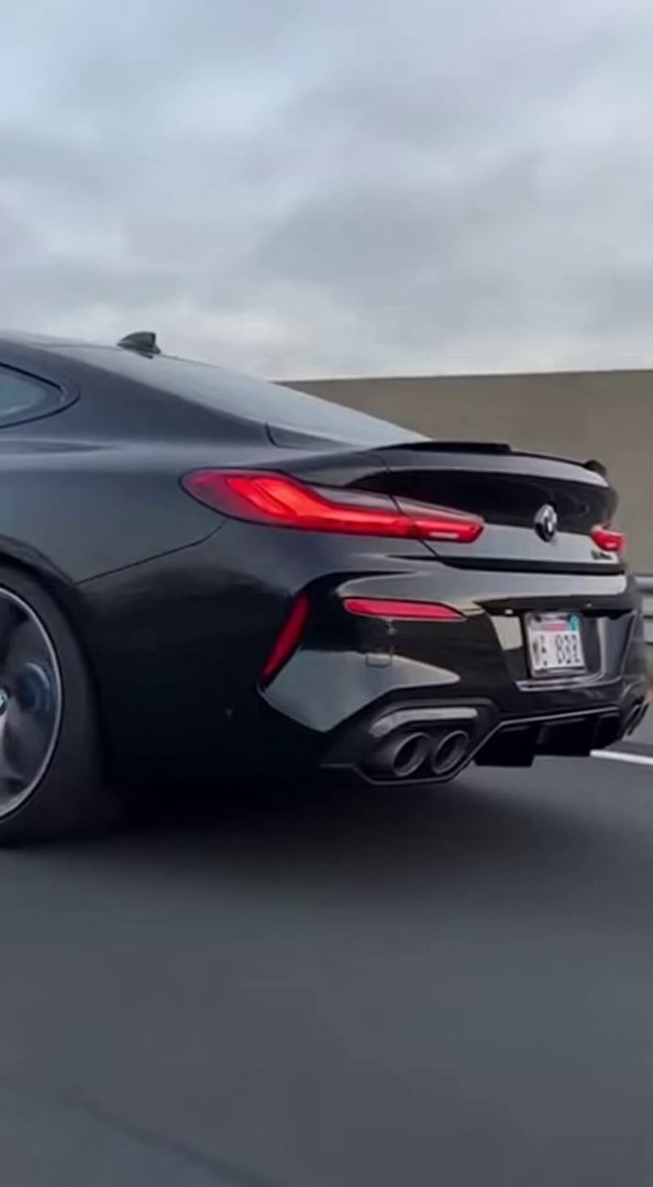 [Sora 2] Vidéo cinématographique ultra photoréaliste d’une BMW M8 noire, véhicule réel, proportions exactes, ... - Veo 3 AI video prompt thumbnail