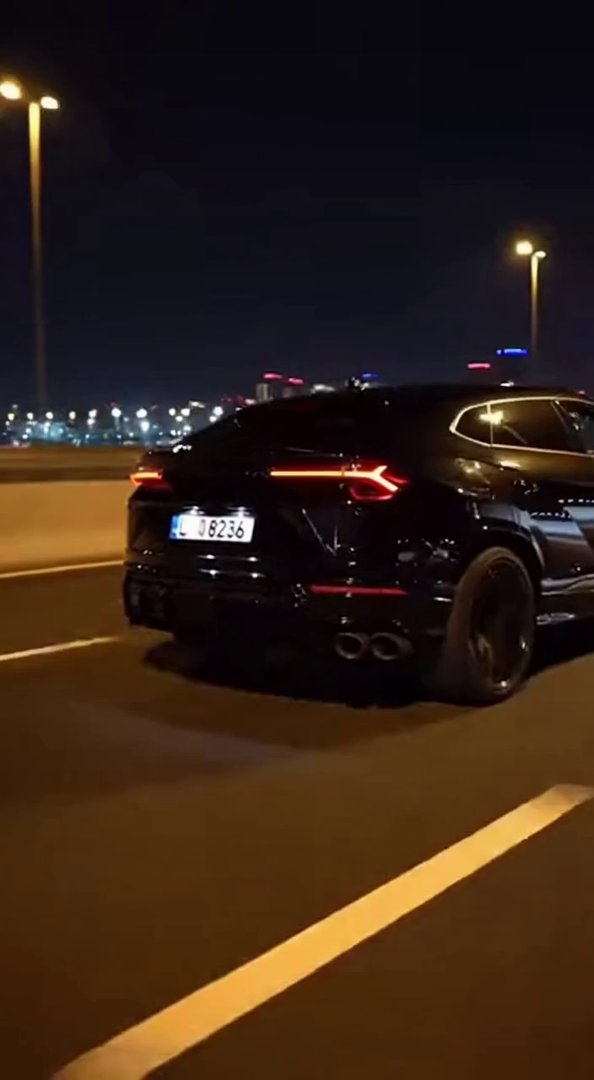 [Sora 2] Vidéo cinématographique ultra photoréaliste d’une Lamborghini Urus noire, véhicule réel, proportions... - Veo 3 AI video prompt thumbnail