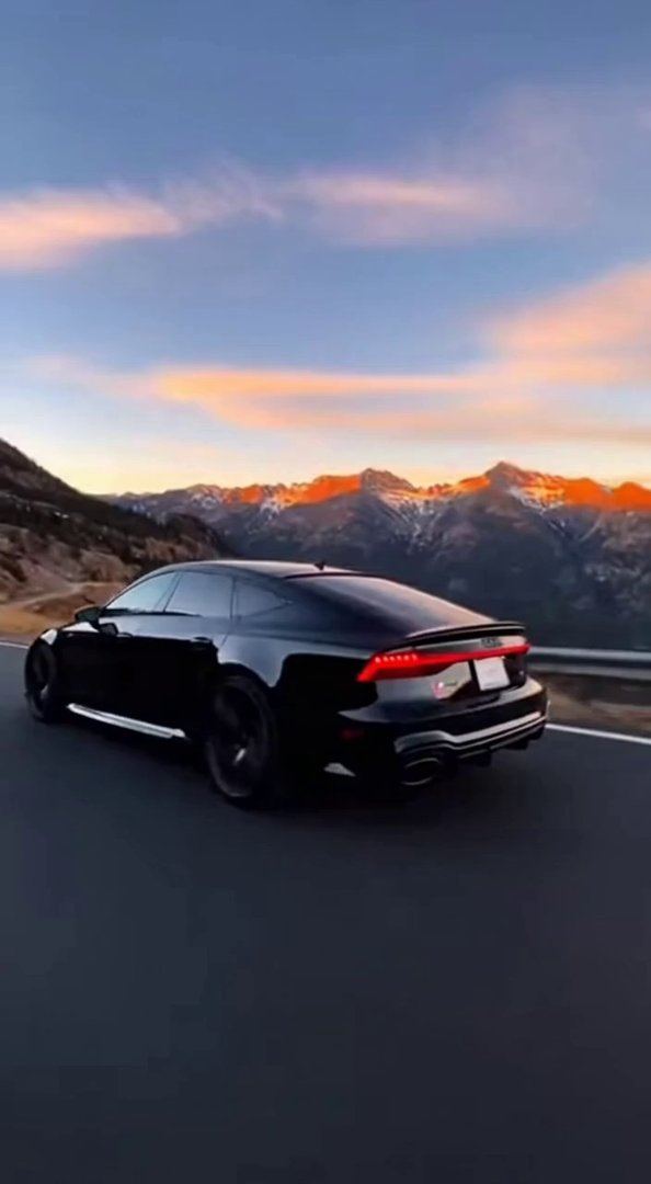 [Sora 2] Vidéo cinématographique hyper réaliste d’une Audi RS7 noire, véhicule réel.

Caméra latérale, rest... - Veo 3 AI video prompt thumbnail