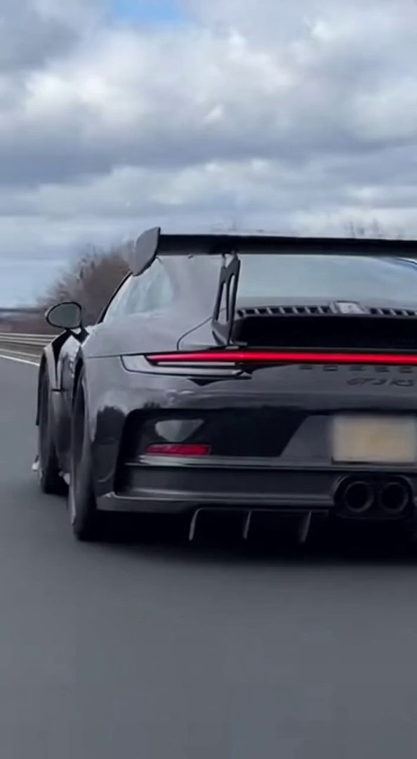 [Sora 2] Vidéo cinématographique ultra photoréaliste d’une Porsche 911 GT3 RS noire, véhicule réel, proportio... - Veo 3 AI video prompt thumbnail