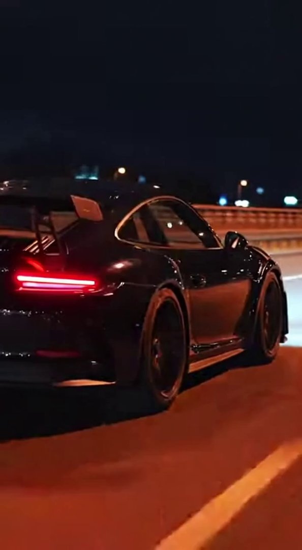 [Sora 2] Vidéo cinématographique ultra photoréaliste d’une Porsche 911 GT3 RS noire, autoroute nocturne réell... - Veo 3 AI video prompt thumbnail