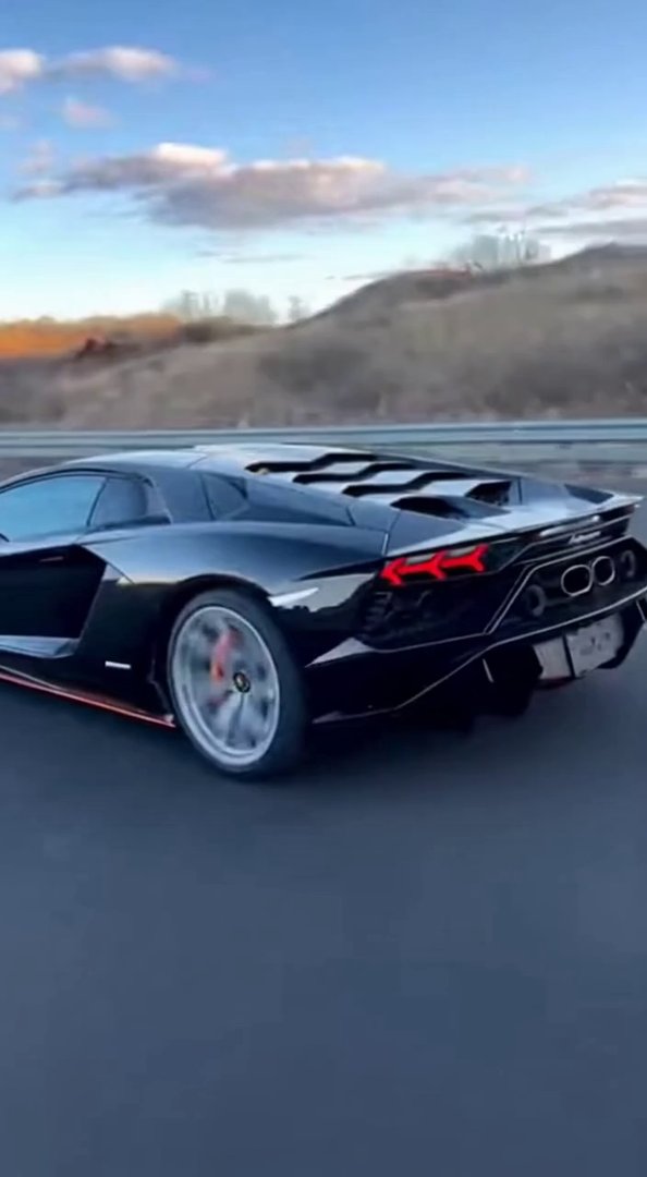 [Sora 2] Vidéo cinématographique ultra photoréaliste d’une Lamborghini Revuelto noire, véhicule réel, proport... - Veo 3 AI video prompt thumbnail