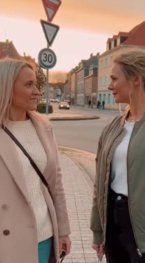 [Sora 2] Sprache: Deutsch (de-DE)
Wichtig: Kein Text im Bild, keine Untertitel, keine Musik.

Szene / Sett... - Veo 3 AI video prompt thumbnail