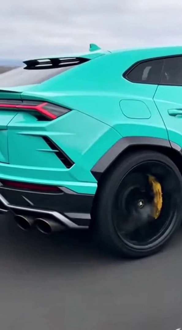 [Sora 2] Vidéo cinématographique hyper réaliste d’une Lamborghini Urus couleur turquoise, véhicule réel, aucu... - Veo 3 AI video prompt thumbnail