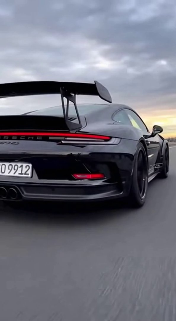 [Sora 2] Vidéo cinématographique ultra hyper réaliste d’une Porsche 911 GT3 RS noire, véhicule réel, proporti... - Veo 3 AI video prompt thumbnail