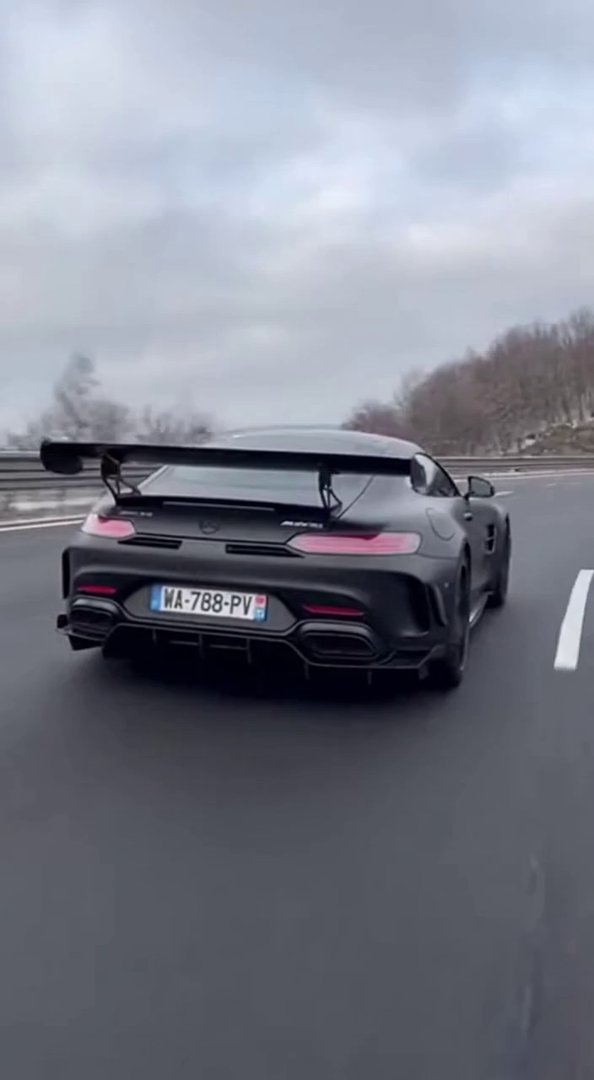 [Sora 2] Vidéo cinématographique ultra hyper réaliste d’une Mercedes-AMG GT Black Series noire, véhicule réel... - Veo 3 AI video prompt thumbnail