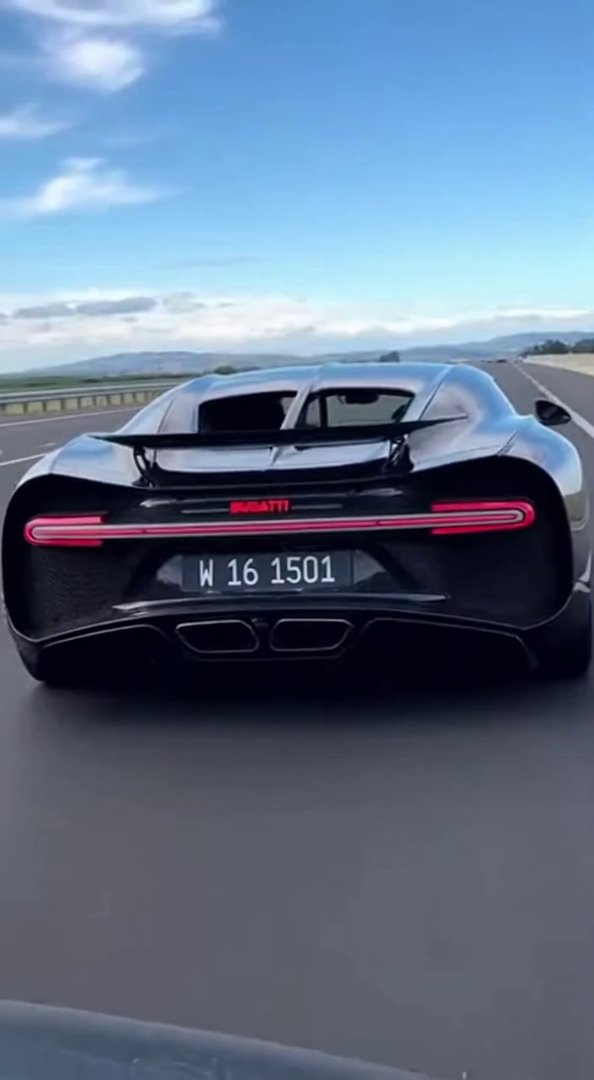 [Sora 2] Vidéo cinématographique hyper réaliste d’une Bugatti Chiron noire, véhicule réel, filmée sur autorou... - Veo 3 AI video prompt thumbnail