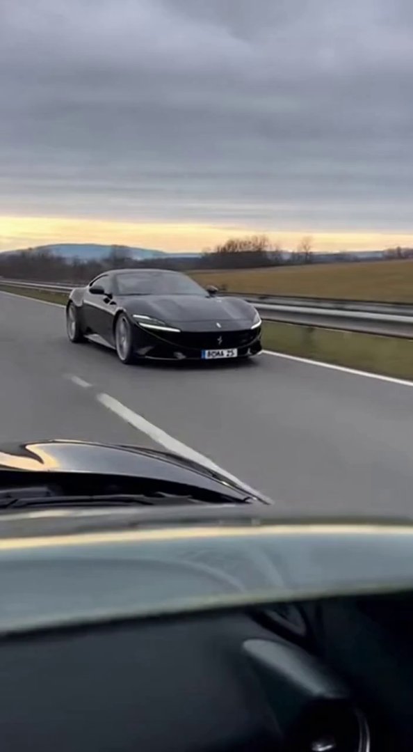 [Sora 2] Vidéo hyper réaliste, AUCUN CARTOON, d’une Ferrari Roma 2025 noire.
Le véhicule caméra roule à vite... - Veo 3 AI video prompt thumbnail