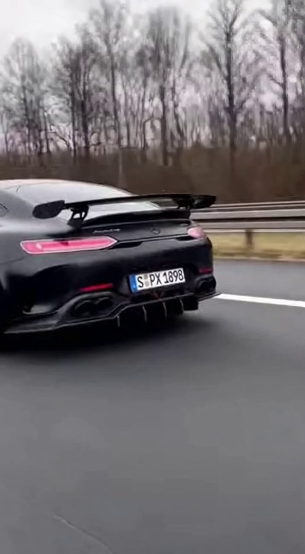 [Sora 2] Vidéo cinématographique ultra hyper réaliste d’une Mercedes-AMG GT Black Series noire, véhicule réel... - Veo 3 AI video prompt thumbnail