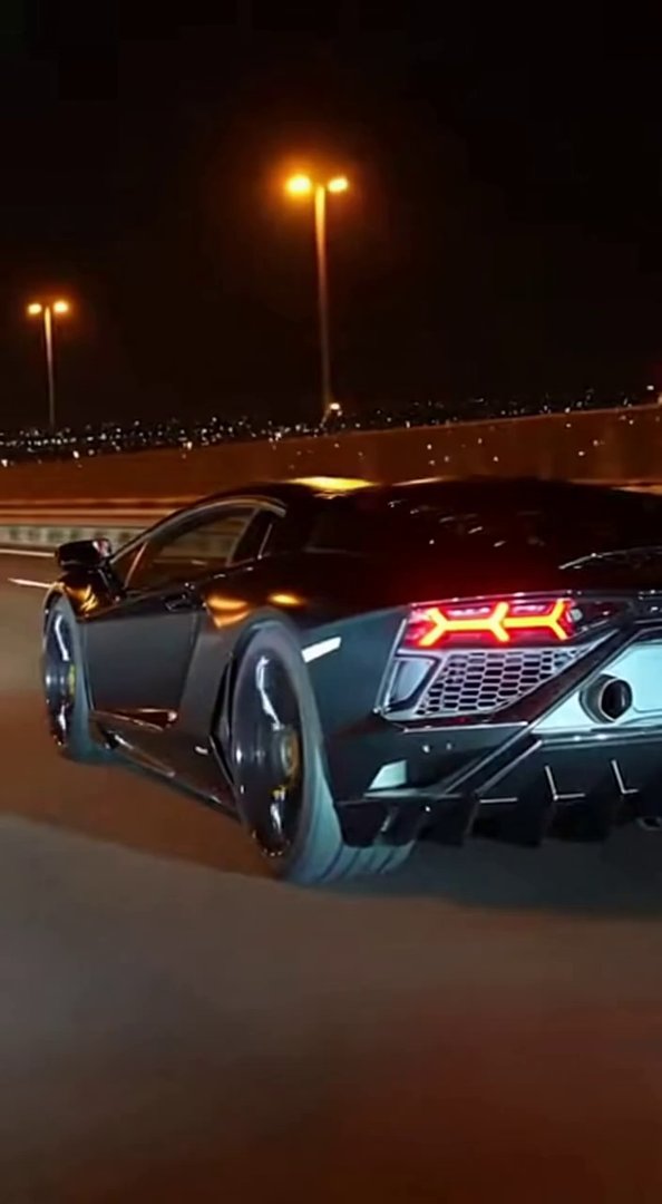 [Sora 2] Vidéo cinématographique ultra photoréaliste d’une Lamborghini Revuelto noire, véhicule réel, proport... - Veo 3 AI video prompt thumbnail