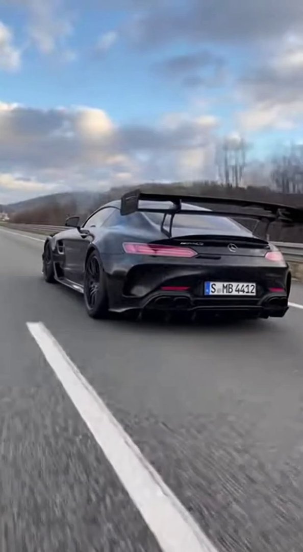 [Sora 2] Vidéo cinématographique hyper réaliste d’une Mercedes-AMG GT Black Series noire, véhicule réel, film... - Veo 3 AI video prompt thumbnail