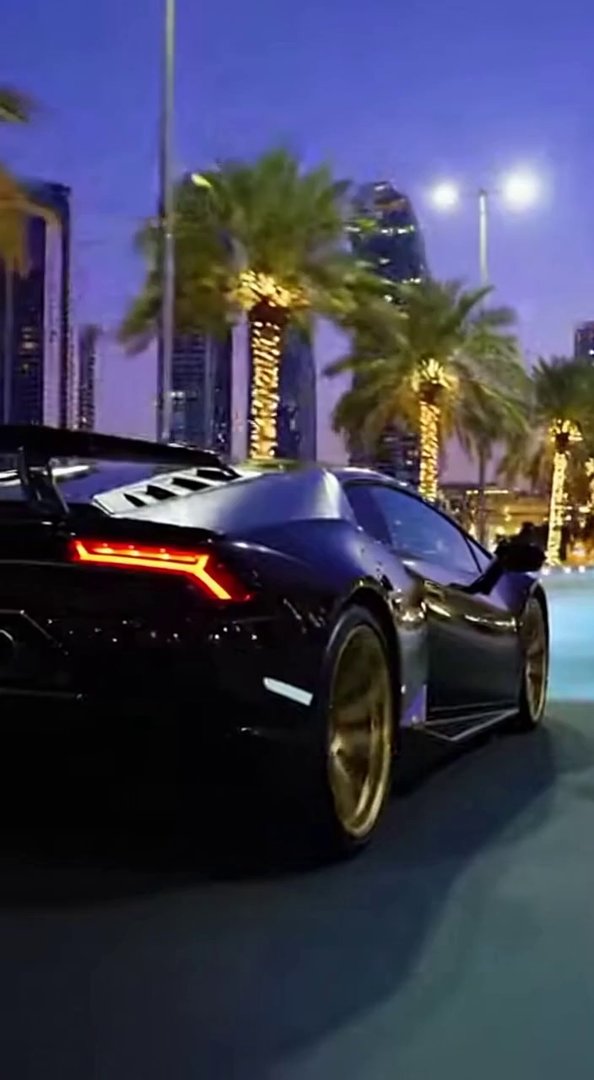 [Sora 2] « Créer une vidéo hyper réaliste en 4K, style publicité automobile ultra luxe, avec un rendu totalem... - Veo 3 AI video prompt thumbnail